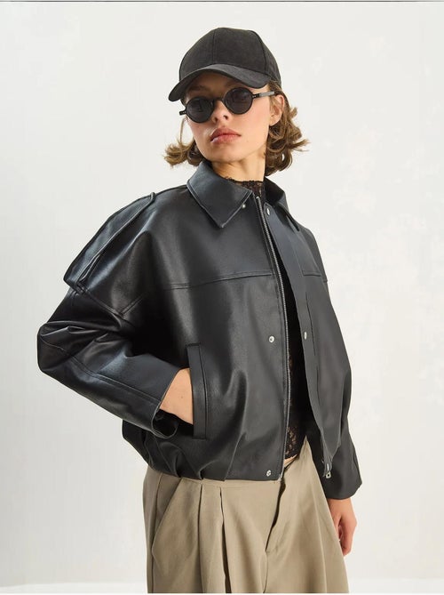 Casaco cropped oversized em pele sintética com fecho de correr lucci - Kiabi
