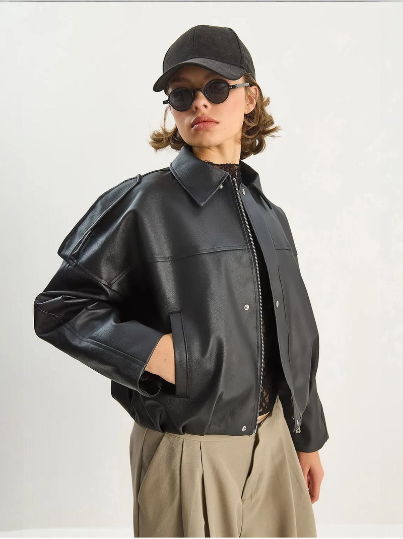 Casaco cropped oversized em pele sintética com fecho de correr lucci Preto - Kiabi