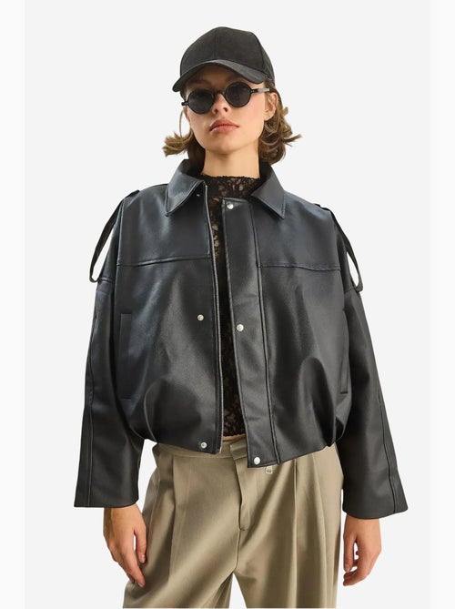 Casaco cropped oversized em pele sintética com fecho de correr lucci - Kiabi