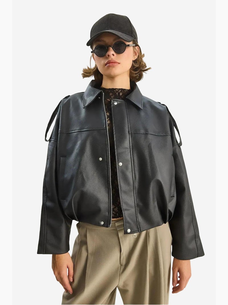 Casaco cropped oversized em pele sintética com fecho de correr lucci Preto - Kiabi