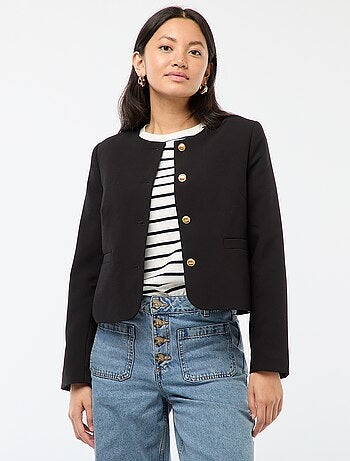 Casaco curto com botões dourados