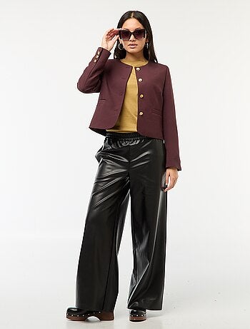 Casaco curto com botões dourados