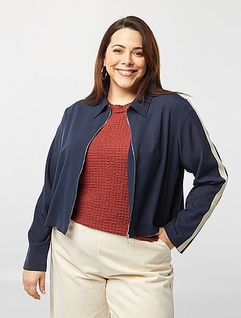 Casaco curto com fecho e gola de camisa