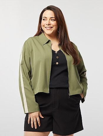 Casaco curto com fecho e gola de camisa