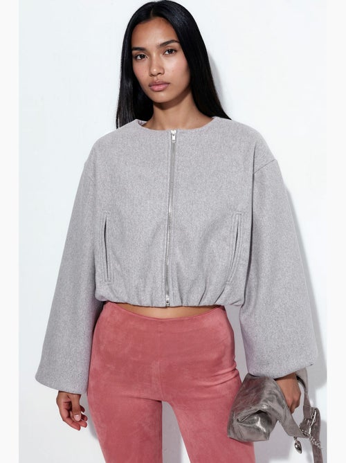 Casaco curto de gabardina com fecho de correr e bolso busem - Kiabi Casaco curto de gabardina com fecho de correr e bolso busem - Kiabi
