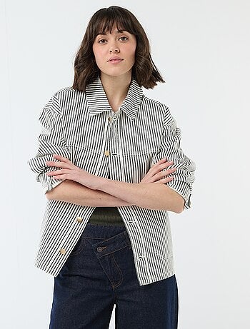 Casaco curto de ganga com 2 bolsos de chapa