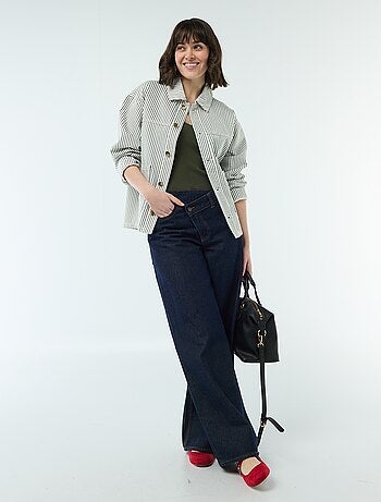 Casaco curto de ganga com 2 bolsos de chapa