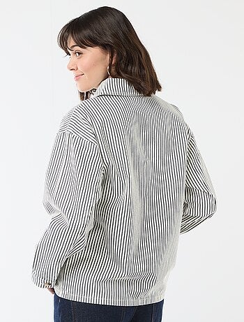 Casaco curto de ganga com 2 bolsos de chapa