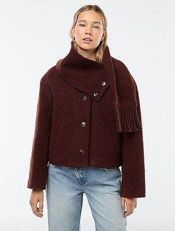 Casaco curto em imitação de lã com cachecol removível