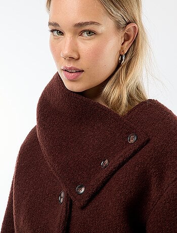 Casaco curto em imitação de lã com cachecol removível