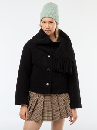 Casaco curto em imitação de lã com cachecol removível