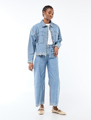 Casaco de ganga com botões e bordado em algodão liso