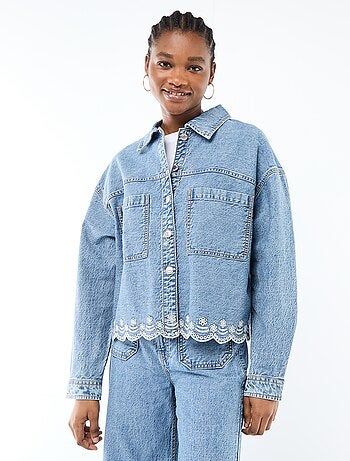 Casaco de ganga com botões e bordado em algodão liso