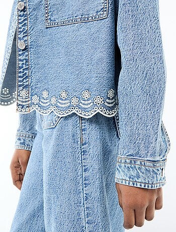 Casaco de ganga com botões e bordado em algodão liso