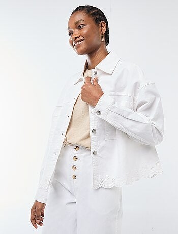 Casaco de ganga com botões e bordado em algodão liso