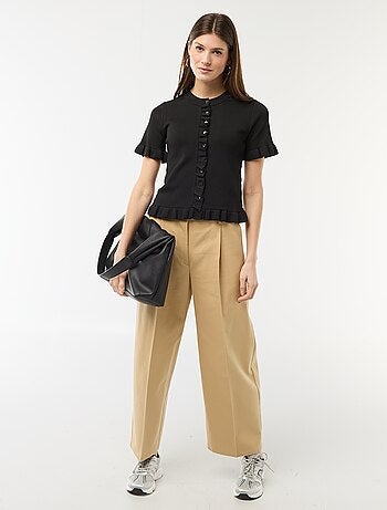 Casaco de malha com botões e mangas com folhos