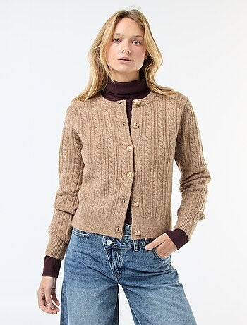 Casaco de malha com torças e botões dourados