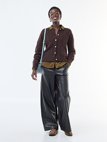 Casaco de malha com torças e botões dourados