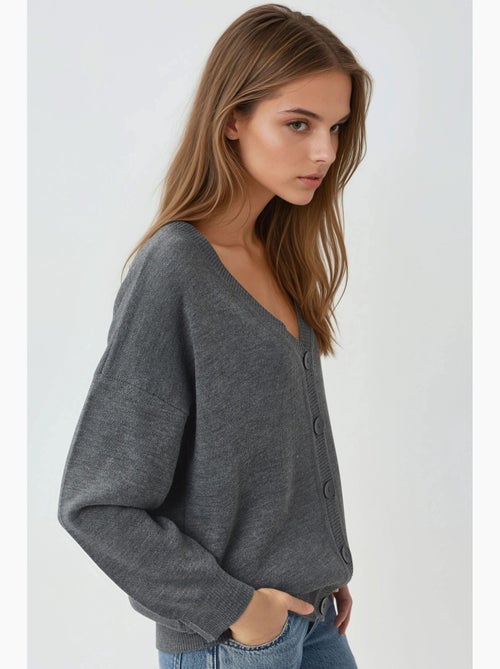 Casaco de malha oversize canelado com decote em v e botões my fashion - Kiabi Casaco de malha oversize canelado com decote em v e botões my fashion - Kiabi