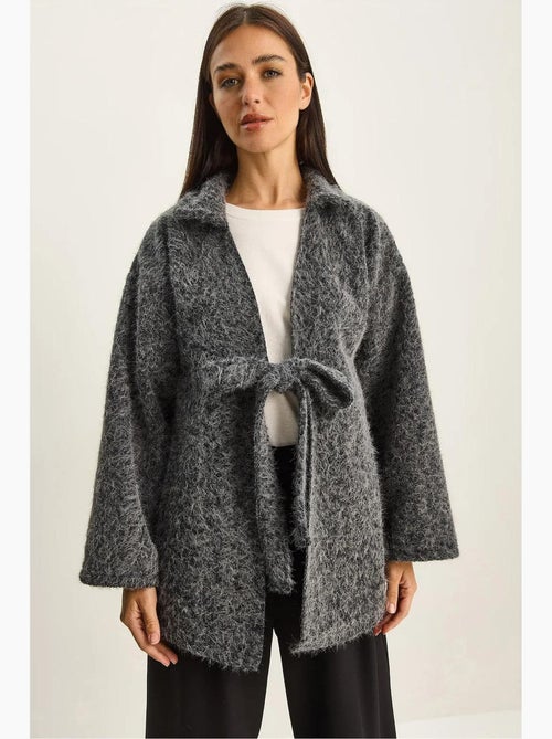 Casaco de malha oversized texturizado com decote em v e fecho de atar lucci - Kiabi Casaco de malha oversized texturizado com decote em v e fecho de atar lucci - Kiabi
