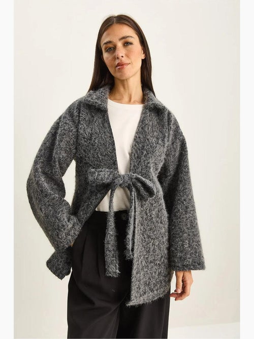 Casaco de malha oversized texturizado com decote em v e fecho de atar lucci - Kiabi Casaco de malha oversized texturizado com decote em v e fecho de atar lucci - Kiabi