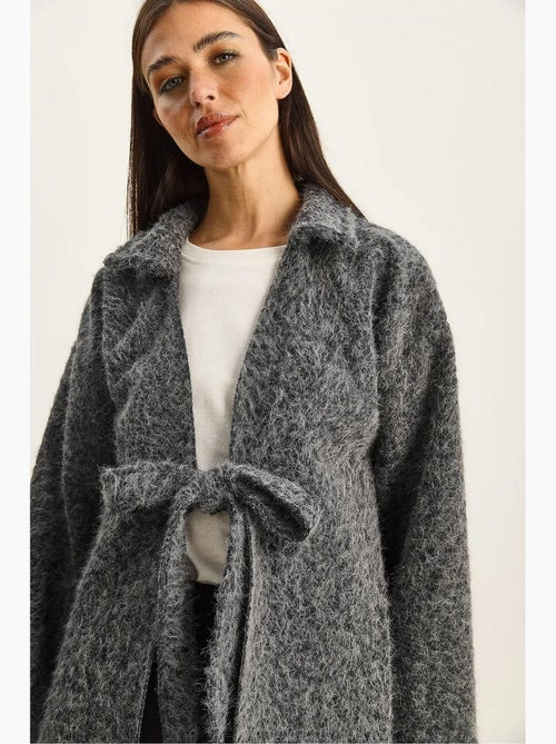 Casaco de malha oversized texturizado com decote em v e fecho de atar lucci - Kiabi Casaco de malha oversized texturizado com decote em v e fecho de atar lucci - Kiabi