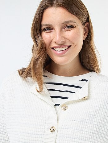 Casaco de malha waffle com botões dourados