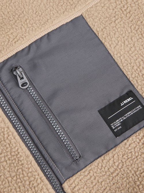 Casaco "JJrebel" em imitação de pele de ovelha com bolso contrastante - Kiabi