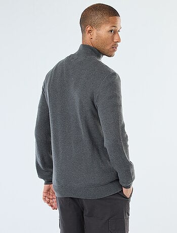 Casaco liso de malha e gola alta