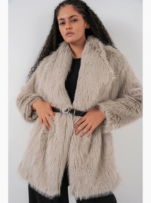 Casaco longo oversized em pelo sintético com cinto bdart - Kiabi Casaco longo oversized em pelo sintético com cinto bdart - Kiabi