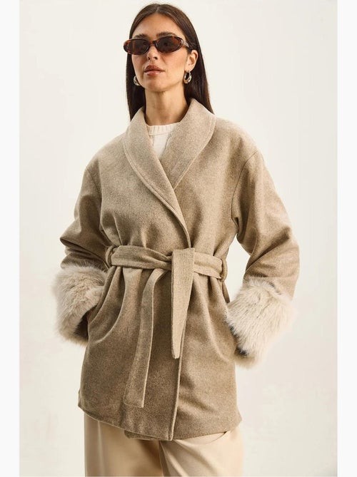 Casaco oversized em feltro com gola xale e punhos em pelo sintético lucci - Kiabi Casaco oversized em feltro com gola xale e punhos em pelo sintético lucci - Kiabi