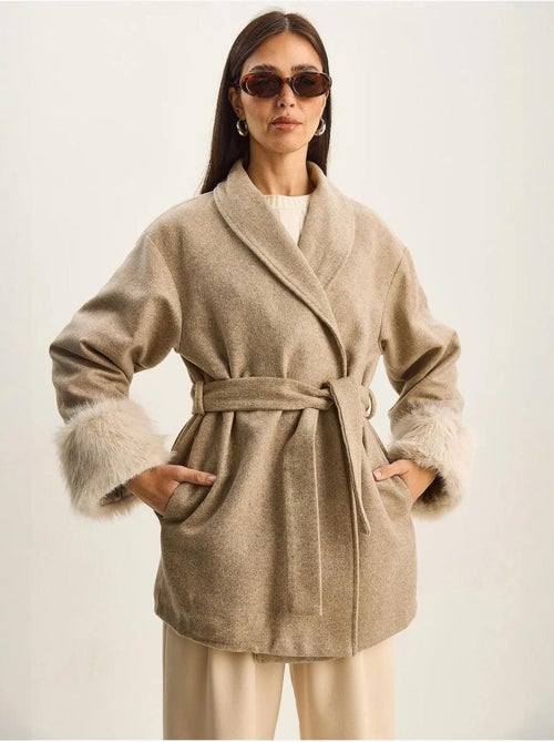 Casaco oversized em feltro com gola xale e punhos em pelo sintético lucci - Kiabi Casaco oversized em feltro com gola xale e punhos em pelo sintético lucci - Kiabi