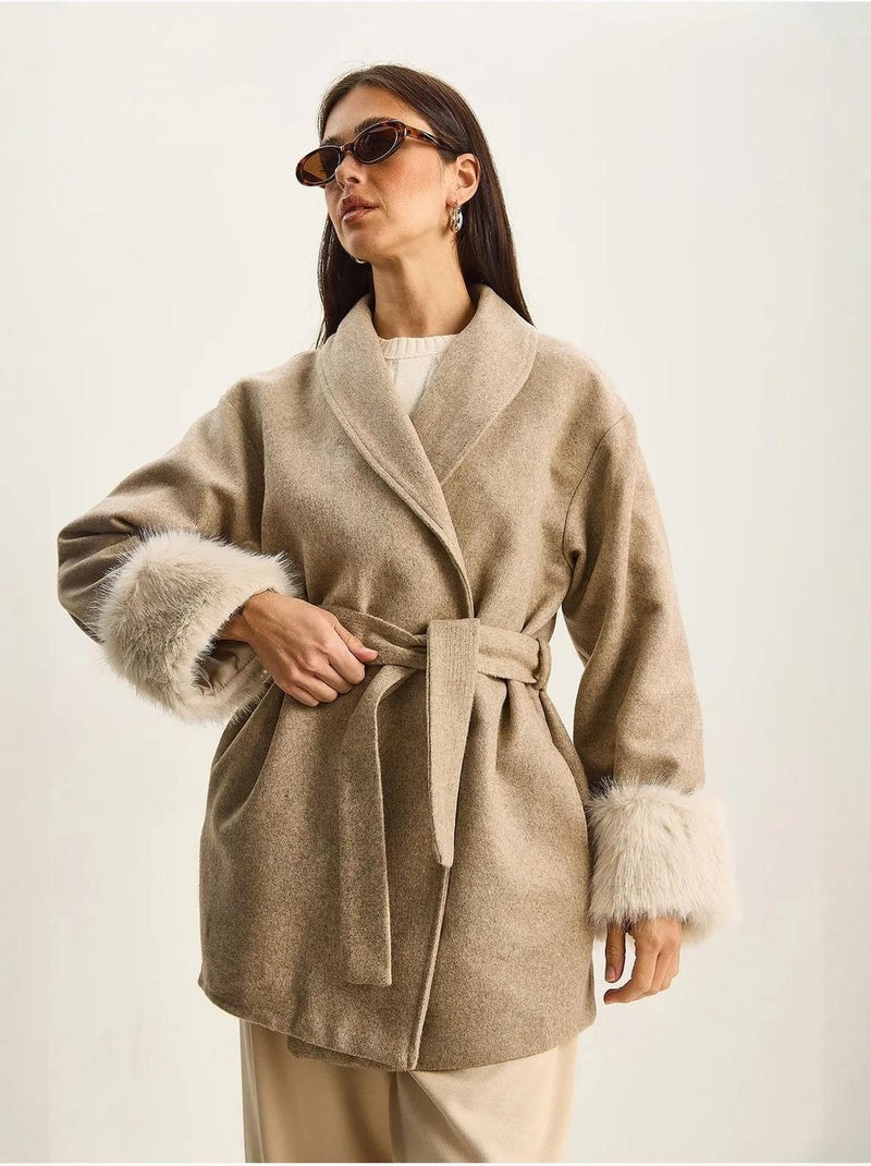 Casaco oversized em feltro com gola xale e punhos em pelo sintético lucci Bege-argila - Kiabi