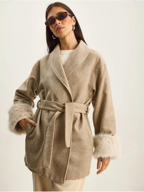 Casaco oversized em feltro com gola xale e punhos em pelo sintético lucci - Kiabi Casaco oversized em feltro com gola xale e punhos em pelo sintético lucci - Kiabi