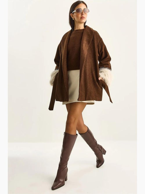 Casaco oversized em feltro com gola xale e punhos em pelo sintético lucci - Kiabi Casaco oversized em feltro com gola xale e punhos em pelo sintético lucci - Kiabi