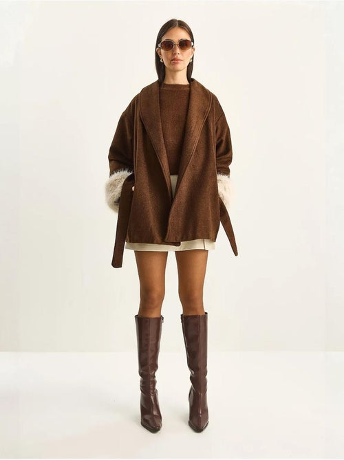 Casaco oversized em feltro com gola xale e punhos em pelo sintético lucci - Kiabi Casaco oversized em feltro com gola xale e punhos em pelo sintético lucci - Kiabi