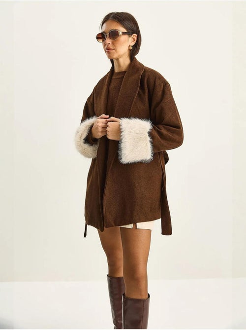 Casaco oversized em feltro com gola xale e punhos em pelo sintético lucci - Kiabi Casaco oversized em feltro com gola xale e punhos em pelo sintético lucci - Kiabi