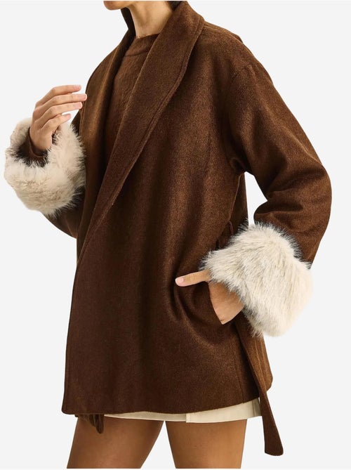 Casaco oversized em feltro com gola xale e punhos em pelo sintético lucci - Kiabi Casaco oversized em feltro com gola xale e punhos em pelo sintético lucci - Kiabi