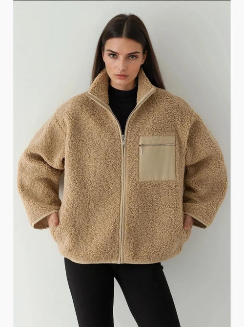 Casaco oversized em peluche com gola com fecho de correr hiccup - Kiabi Casaco oversized em peluche com gola com fecho de correr hiccup - Kiabi