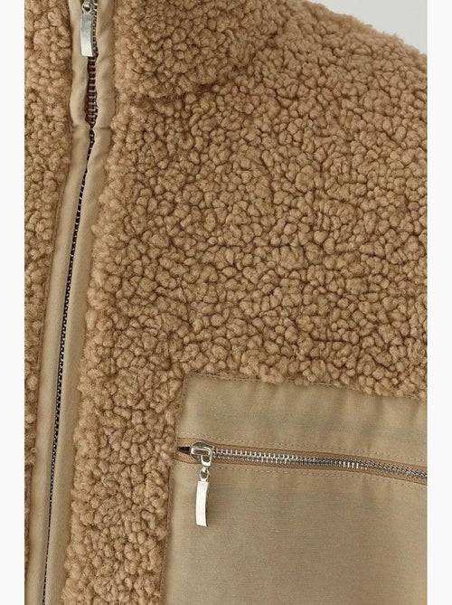 Casaco oversized em peluche com gola com fecho de correr hiccup - Kiabi Casaco oversized em peluche com gola com fecho de correr hiccup - Kiabi