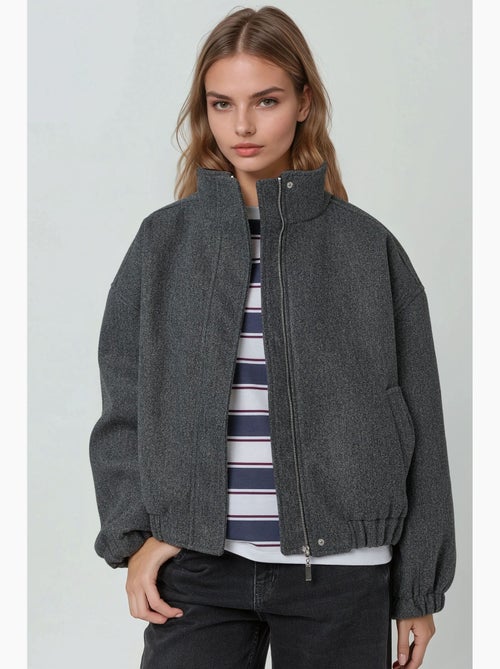 Casaco oversized texturizado com gola alta hiccup - Kiabi Casaco oversized texturizado com gola alta hiccup - Kiabi