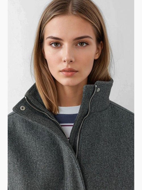 Casaco oversized texturizado com gola alta hiccup - Kiabi Casaco oversized texturizado com gola alta hiccup - Kiabi