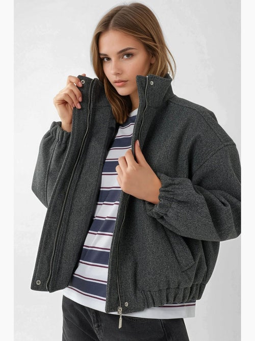 Casaco oversized texturizado com gola alta hiccup - Kiabi Casaco oversized texturizado com gola alta hiccup - Kiabi