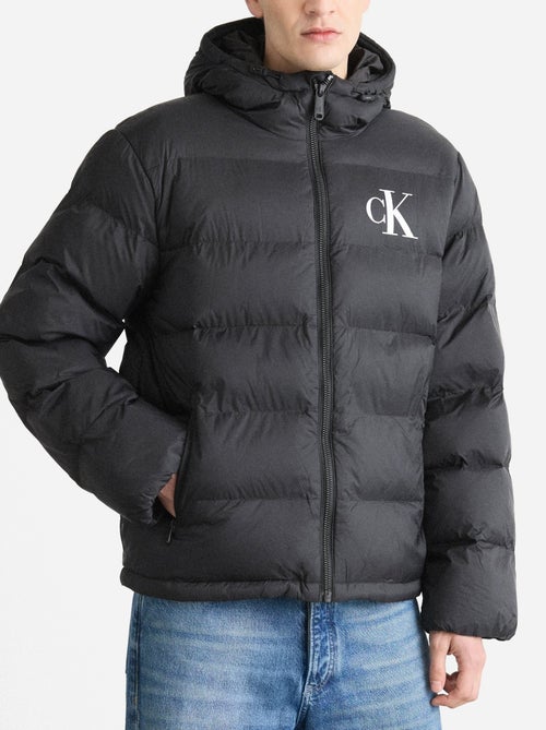 Casaco Puffer Preto Calvin Klein Jeans para Homem LV04RD528G - Kiabi Casaco Puffer Preto Calvin Klein Jeans para Homem LV04RD528G - Kiabi