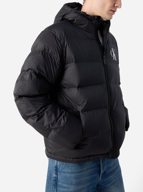 Casaco Puffer Preto Calvin Klein Jeans para Homem LV04RD528G - Kiabi Casaco Puffer Preto Calvin Klein Jeans para Homem LV04RD528G - Kiabi