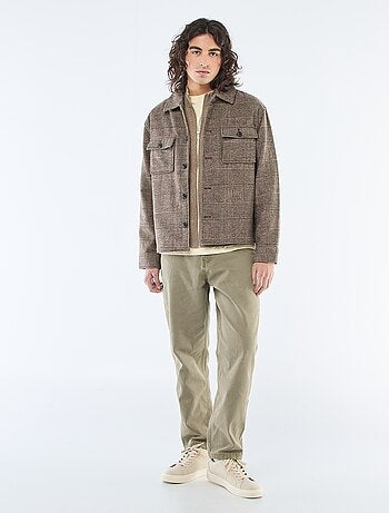 Casaco quente com fecho de correr e gola alta