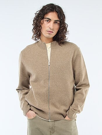 Casaco quente com fecho de correr e gola alta