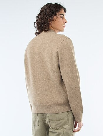 Casaco quente com fecho de correr e gola alta