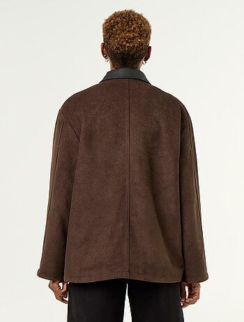 Casaco reto em camurça sintética com gola em imitação de pele