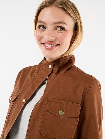 Casaco sahariano com botões de pressão frontais